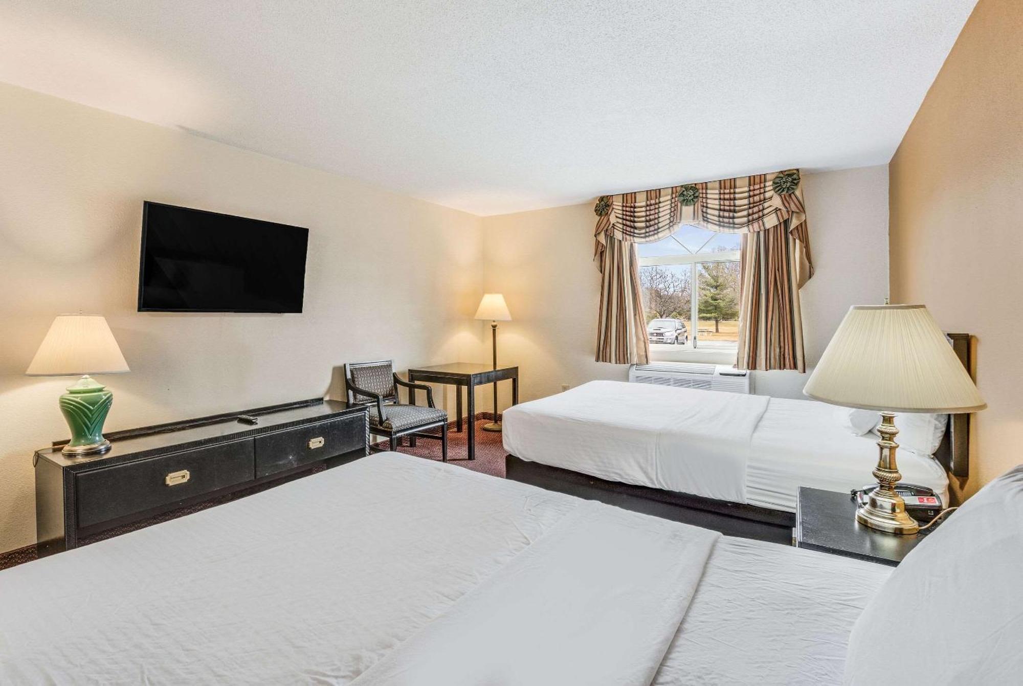 Econo Lodge Whitehall Near Michigan'S Adventure Exterior photo