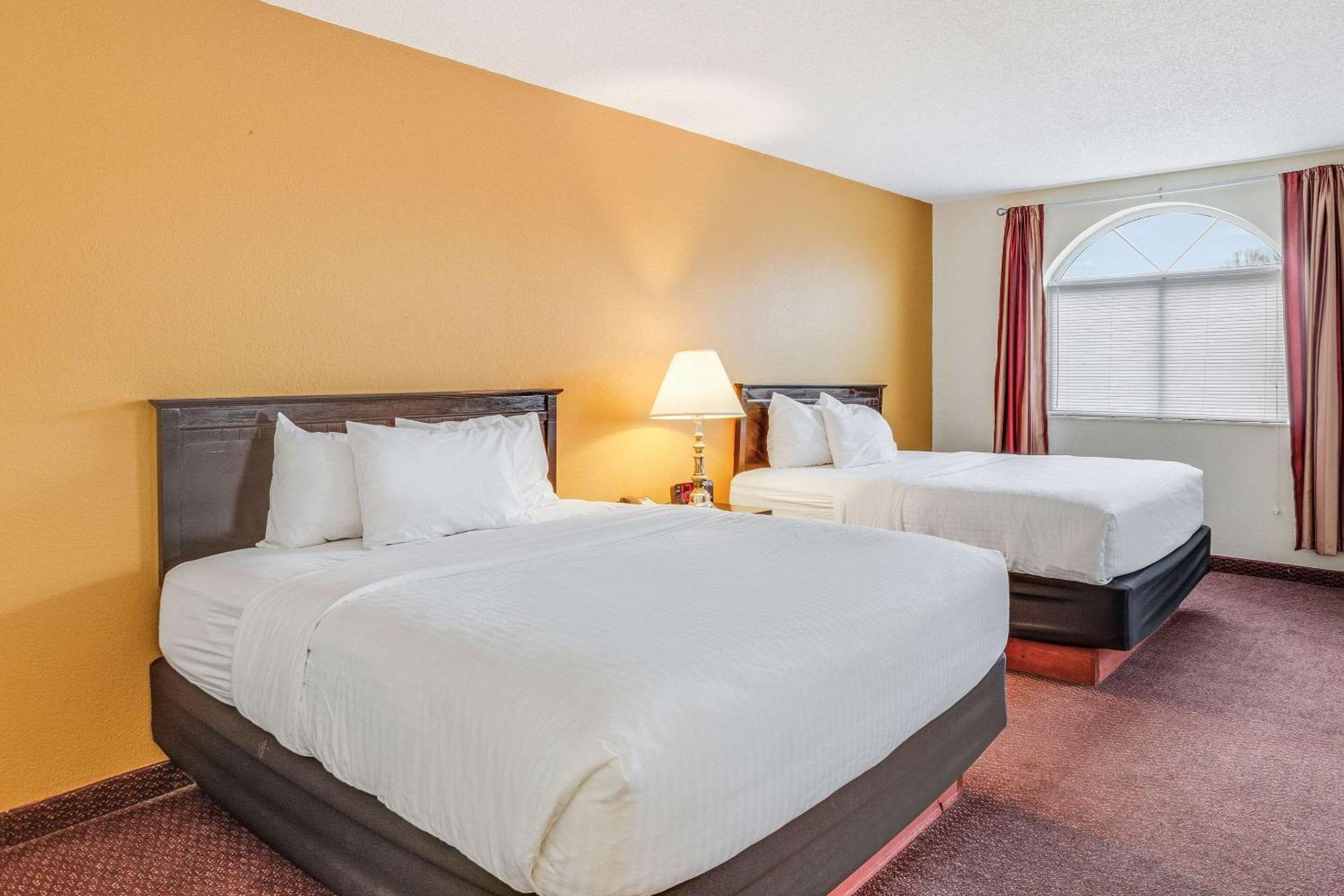 Econo Lodge Whitehall Near Michigan'S Adventure Exterior photo
