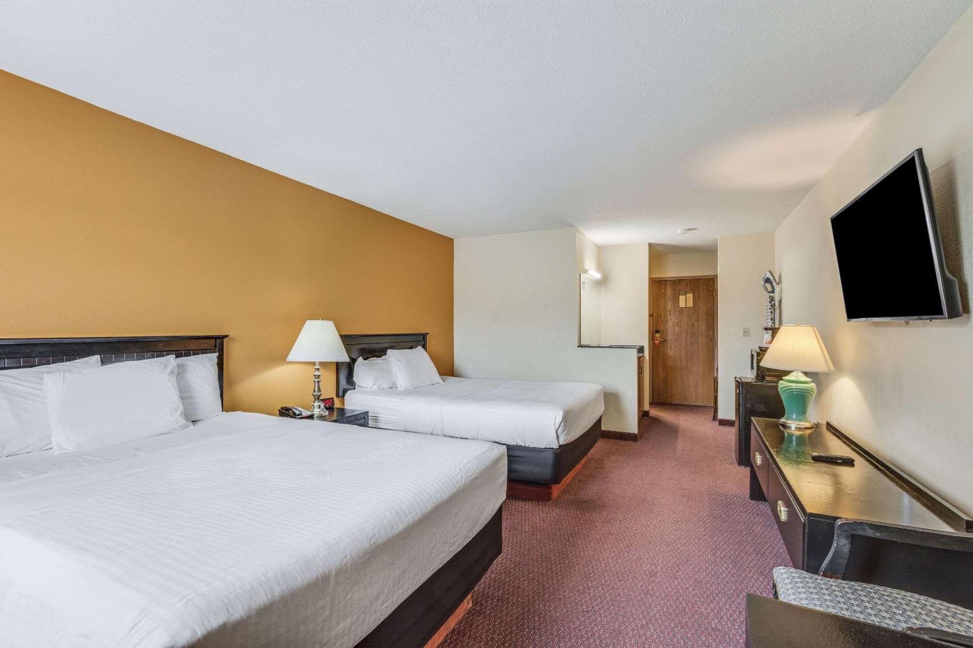 Econo Lodge Whitehall Near Michigan'S Adventure Exterior photo