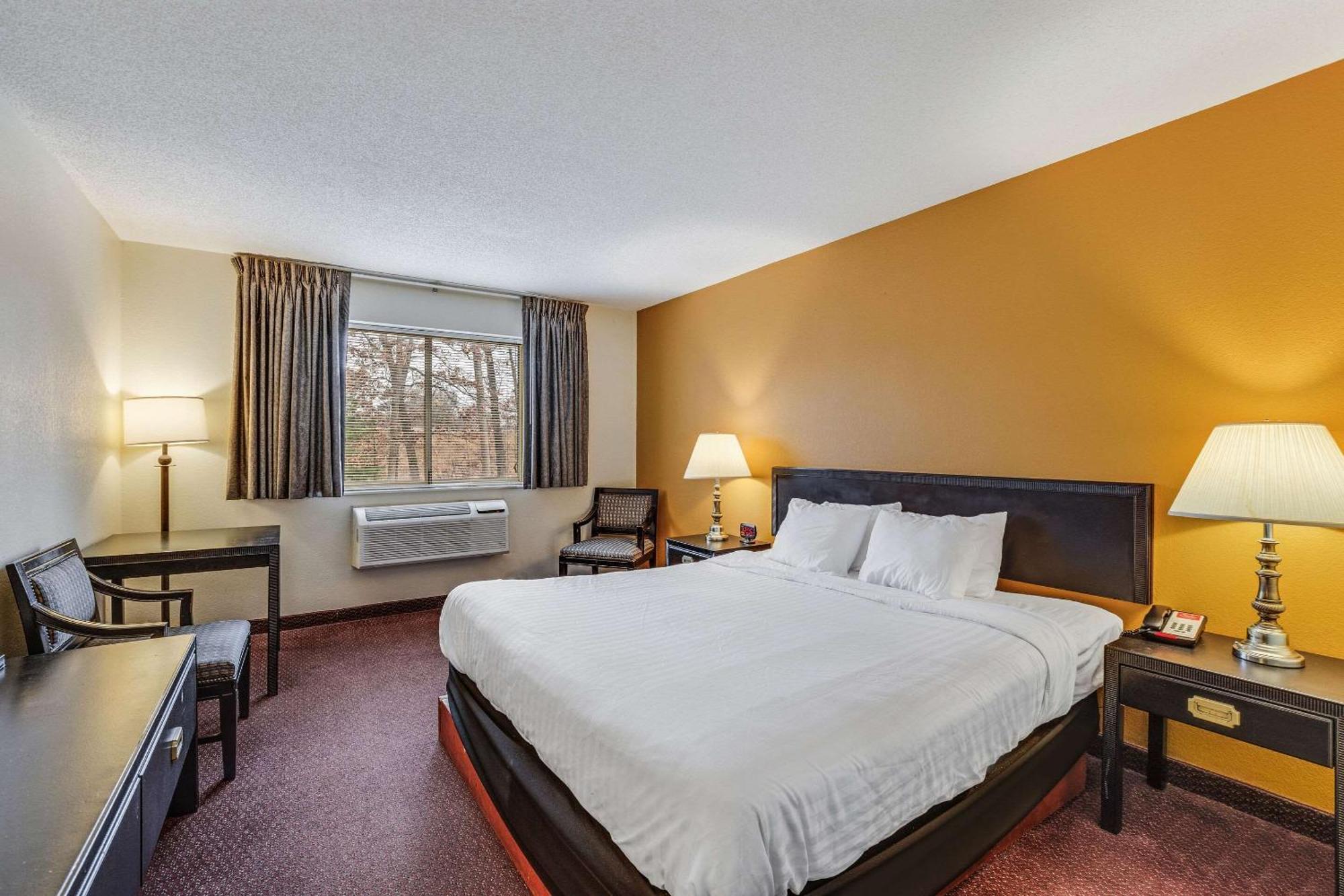 Econo Lodge Whitehall Near Michigan'S Adventure Exterior photo