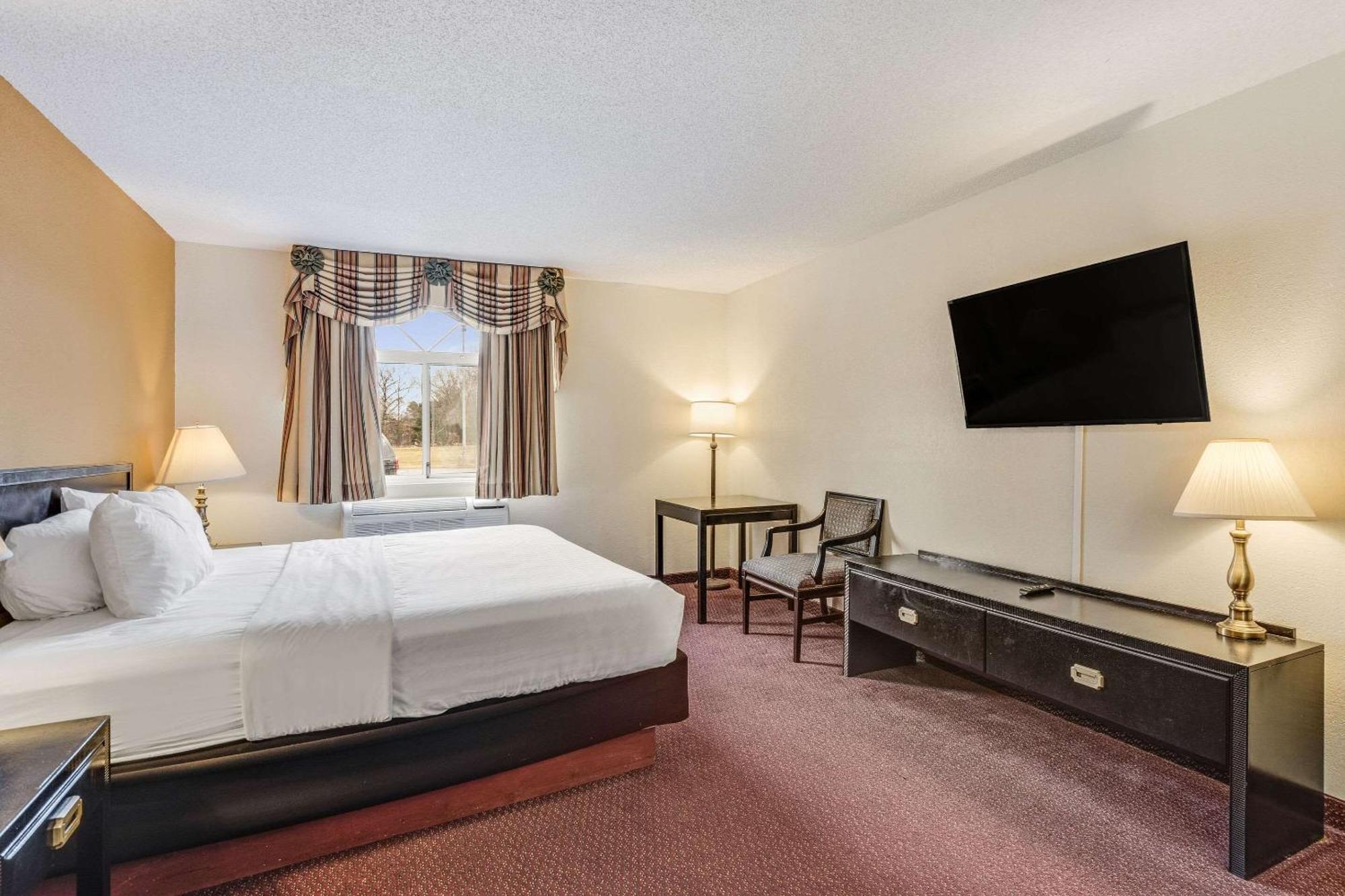 Econo Lodge Whitehall Near Michigan'S Adventure Exterior photo