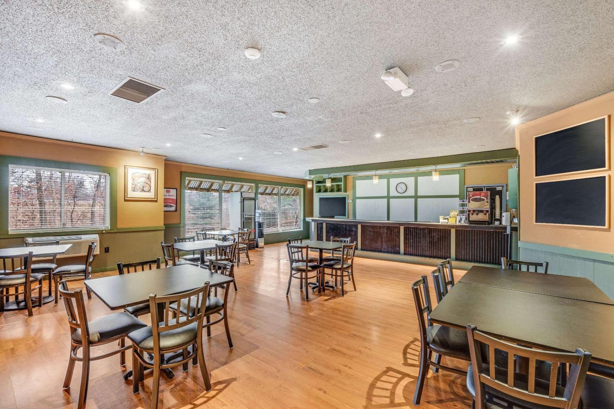 Econo Lodge Whitehall Near Michigan'S Adventure Exterior photo