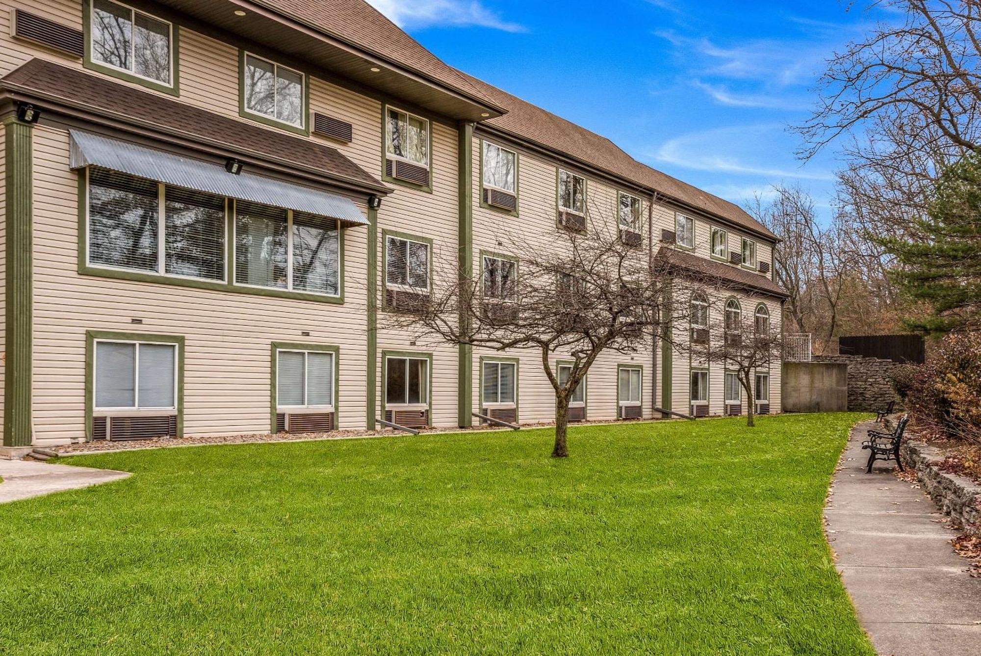 Econo Lodge Whitehall Near Michigan'S Adventure Exterior photo