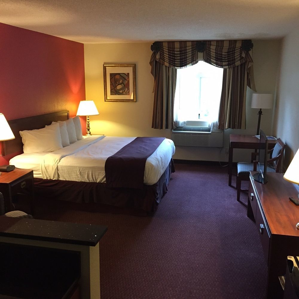 Econo Lodge Whitehall Near Michigan'S Adventure Exterior photo